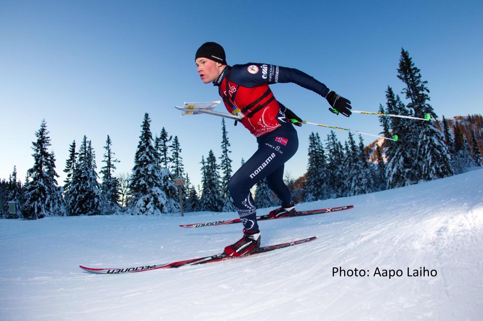 Sindre Jansson Haverstad i fart på ski i en skiorienteringskonkurranse